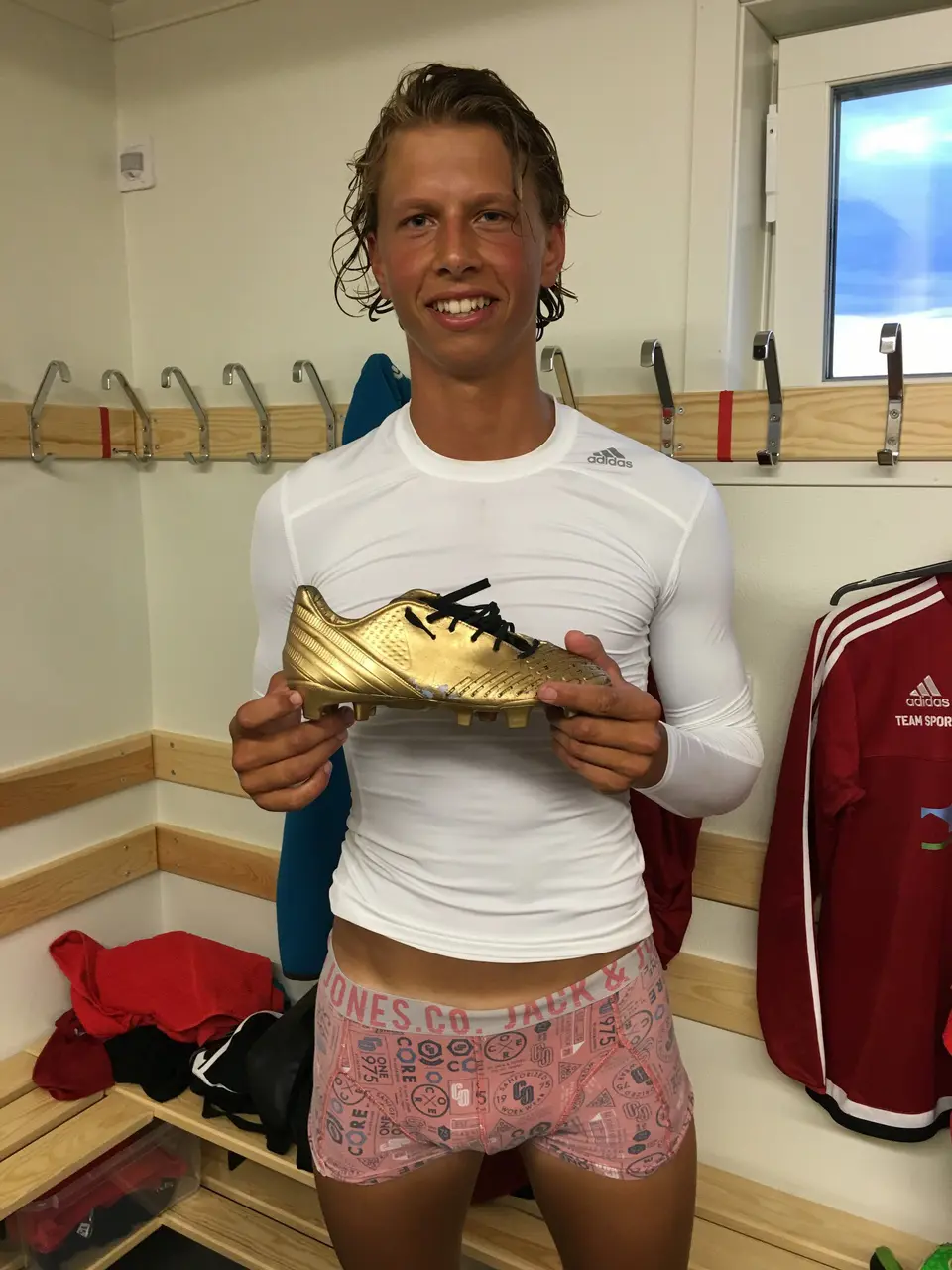 Matchens guldsko till Lukas Adolfsson