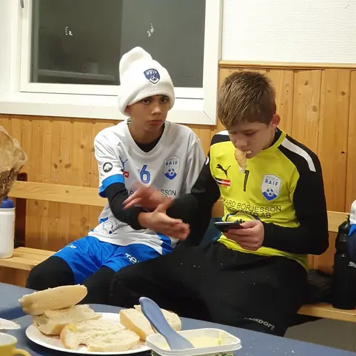 Träningsmatch med fika efteråt och häng i omklädningsrummet. 