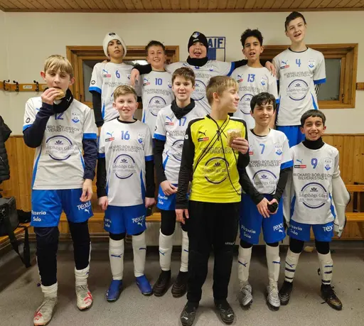 Träningsmatch med fika efteråt och häng i omklädningsrummet. 