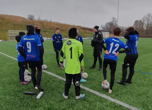 Träningsmatch 9-manna, försiktiga i första halvlek. Stabilt slutresultat.