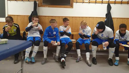 Träningsmatch med fika efteråt och häng i omklädningsrummet. 