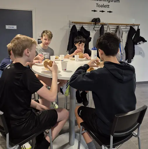 Julavslutning med lekar, futsal och fika.