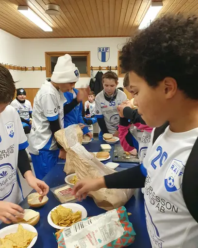Träningsmatch med fika efteråt och häng i omklädningsrummet. 