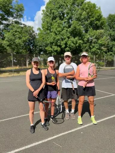 Vuxencamp med Deidre, Anna-Maria och Elisabet. De lite yngre deltagarna svalkade sig i skuggan efter ett härligt tennispass. Terje stod som tränare för båda grupper.