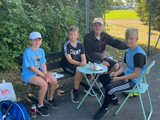 Vuxencamp med Deidre, Anna-Maria och Elisabet. De lite yngre deltagarna svalkade sig i skuggan efter ett härligt tennispass. Terje stod som tränare för båda grupper.