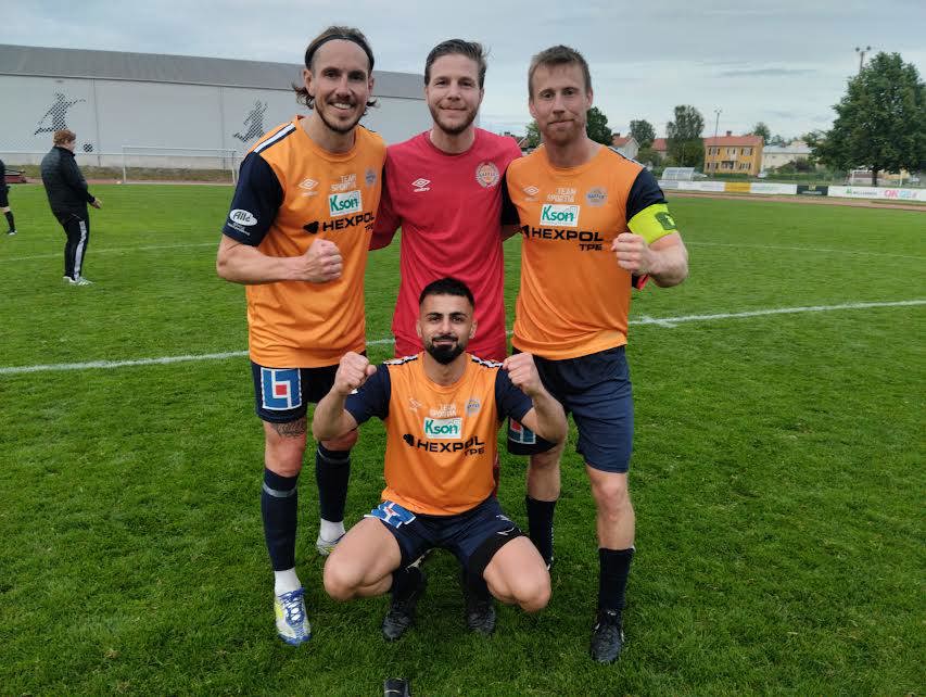 Stående, David Johannesson, Benjamin Rehnlund, Oskar Höök. Sittande , Govend Haidar.