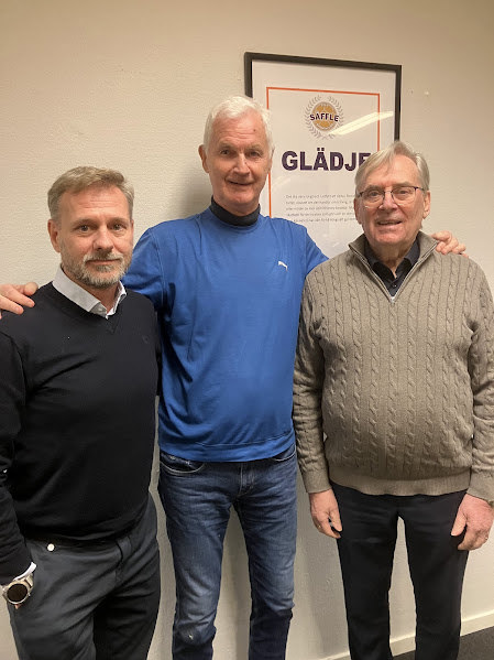 Ordföranden Stefan Guttman tackar Niclas och Roland Johanson för den stora gåvan de skänkte till Säffle SK på årsmötet