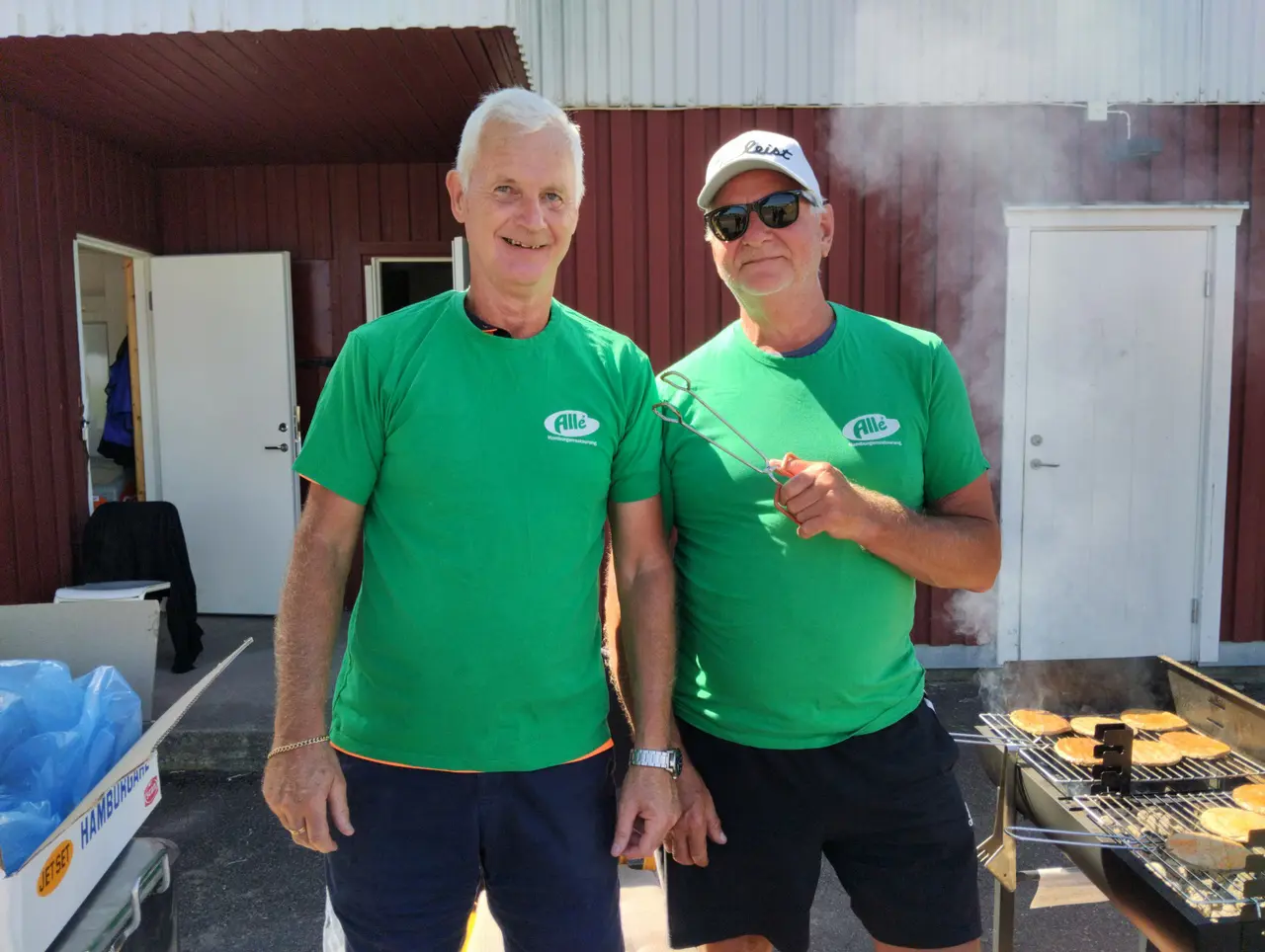 SSK:s ordförande Stefan Guttman tillsammans med grillmästaren Anders Svärd.