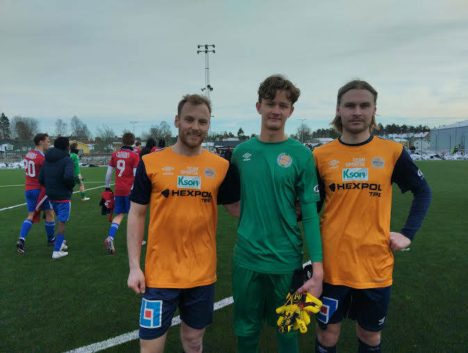 Debutanten Linus Locken flankeras av tremålsskytten David Lander och Jakob Hedborg som gjorde ett mål.