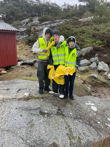 13 killar och 2 ledare Städar Kust från Getskär till Norums Holme
