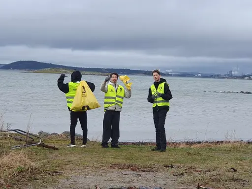 13 killar och 2 ledare Städar Kust från Getskär till Norums Holme