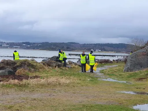 13 killar och 2 ledare Städar Kust från Getskär till Norums Holme