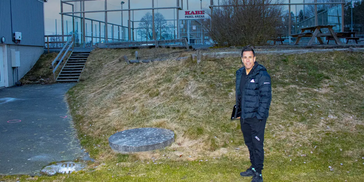 Den nya byggnaden kommer att ligga bredvid den nuvarande, och innehåller tre nya omklädningsrum, varav ett för funktionsnedsatta, samt förrådsutrymmen.