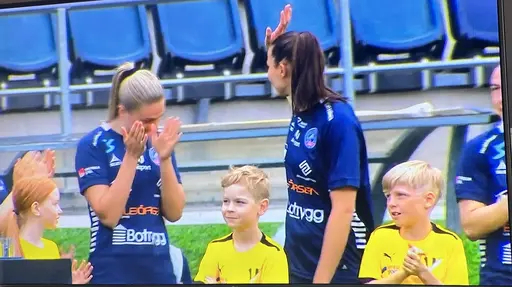 Tillsammans med f13/14 gick några av p14 spelare ut på planen .