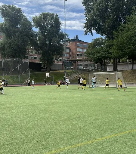 Vi blev inbjudna att skicka 10 st spelare på cup i Stockholm. En lärorik och rolig dag blev det