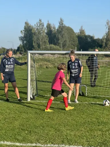 Idag fick tjejerna besök av några spelare från LFC. 