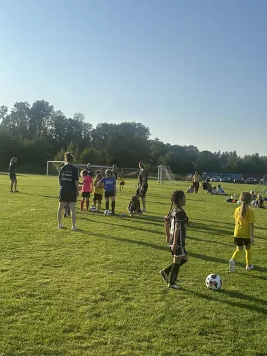Idag fick tjejerna besök av några spelare från LFC. 