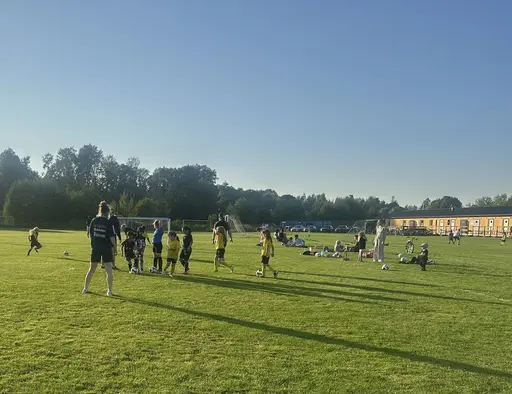 Idag fick tjejerna besök av några spelare från LFC. 