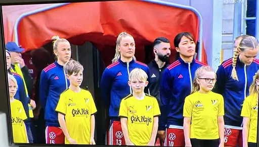 Tillsammans med f13/14 gick några av p14 spelare ut på planen .