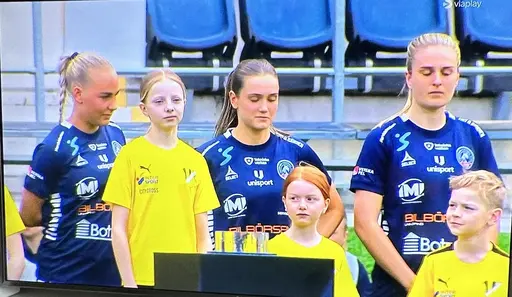 Tillsammans med f13/14 gick några av p14 spelare ut på planen .
