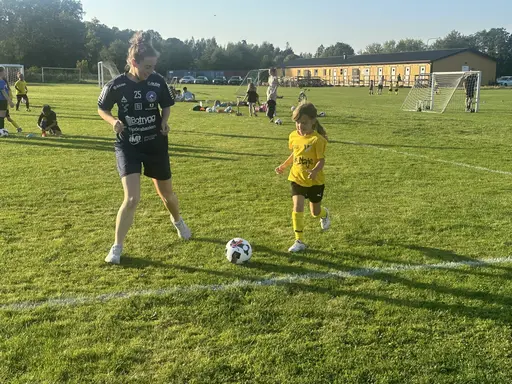 Idag fick tjejerna besök av några spelare från LFC. 