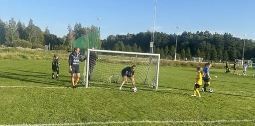Idag fick tjejerna besök av några spelare från LFC. 