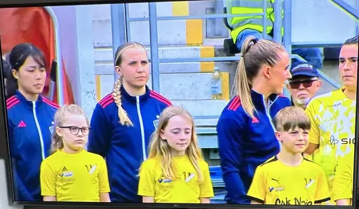 Tillsammans med f13/14 gick några av p14 spelare ut på planen .