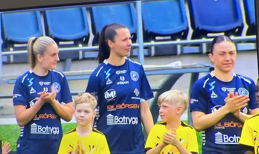 Tillsammans med f13/14 gick några av p14 spelare ut på planen .
