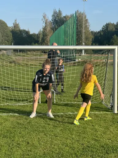 Idag fick tjejerna besök av några spelare från LFC. 