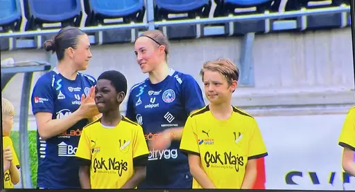 Tillsammans med f13/14 gick några av p14 spelare ut på planen .