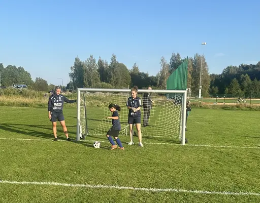 Idag fick tjejerna besök av några spelare från LFC. 