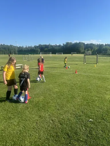 Efter en varm träning fick det bli vattenkrig 