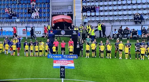 Tillsammans med f13/14 gick några av p14 spelare ut på planen .