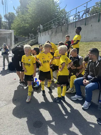 Vi blev inbjudna att skicka 10 st spelare på cup i Stockholm. En lärorik och rolig dag blev det