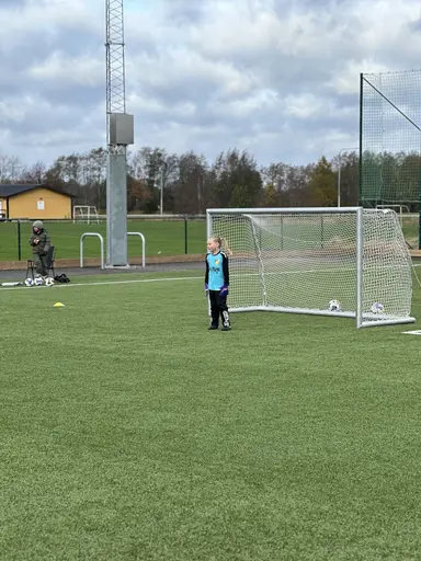 Tjejerna spelade återigen en strålande match . 