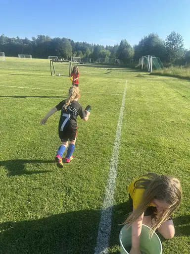 Efter en varm träning fick det bli vattenkrig 