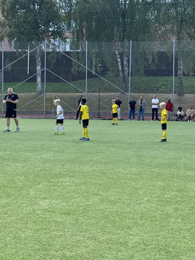 Vi blev inbjudna att skicka 10 st spelare på cup i Stockholm. En lärorik och rolig dag blev det