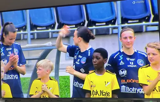 Tillsammans med f13/14 gick några av p14 spelare ut på planen .