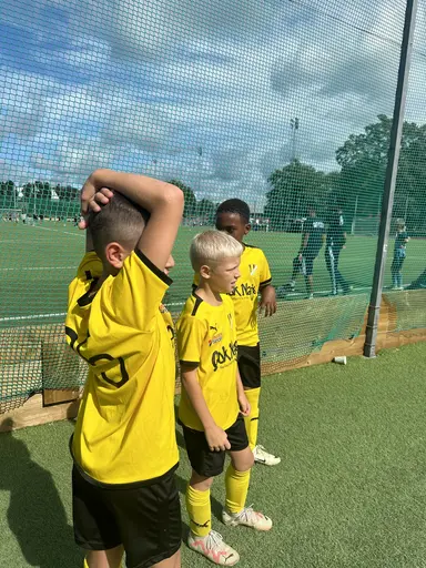 Vi blev inbjudna att skicka 10 st spelare på cup i Stockholm. En lärorik och rolig dag blev det