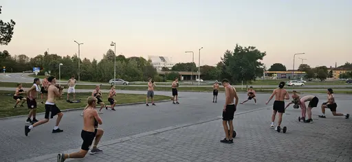 1) Kanske inte lagkläder, men klädda likadant i alla fall 💪😁 2) Spelprinciper