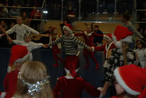 Efter luciatåget är det dans runt granen och en liten gymnastikuppvisning.