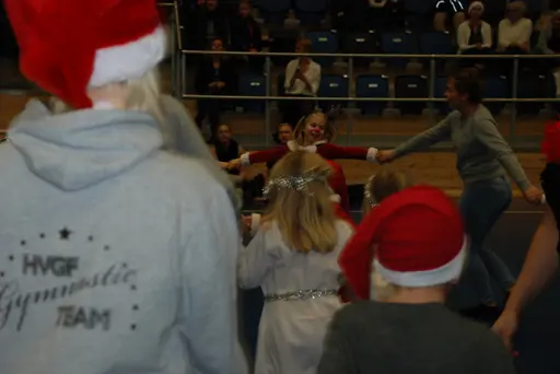 Efter luciatåget är det dans runt granen och en liten gymnastikuppvisning.