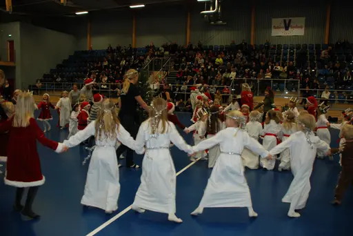 Efter luciatåget är det dans runt granen och en liten gymnastikuppvisning.