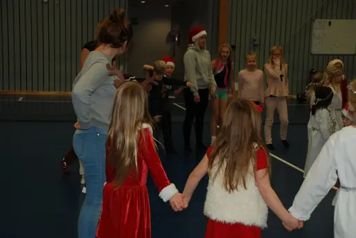 Efter luciatåget är det dans runt granen och en liten gymnastikuppvisning.
