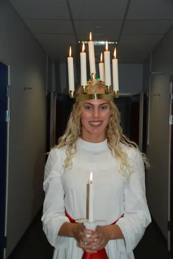 Efter luciatåget är det dans runt granen och en liten gymnastikuppvisning.