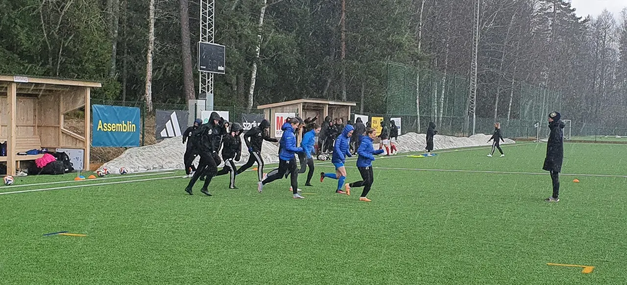 Regn och hagel under uppvärmningen, men bättre väder senare under matchen