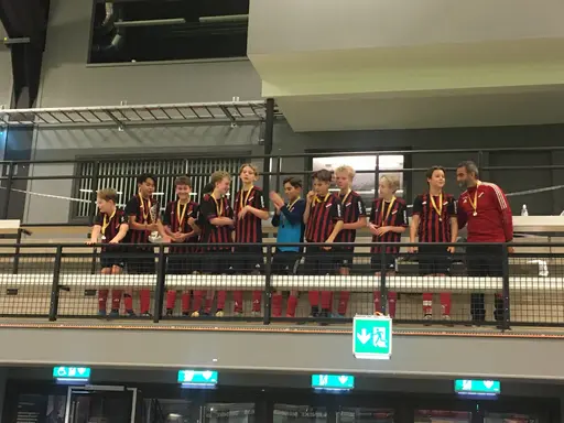 Inmarsch till finalen, Peptalk är ett måste, man kan ta på nervositeten inför straffarna, Lättnad och glädje, Pokalen till Sandarna BK P12