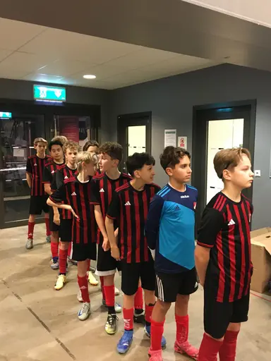 Inmarsch till finalen, Peptalk är ett måste, man kan ta på nervositeten inför straffarna, Lättnad och glädje, Pokalen till Sandarna BK P12