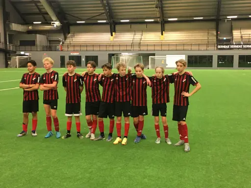 Inmarsch till finalen, Peptalk är ett måste, man kan ta på nervositeten inför straffarna, Lättnad och glädje, Pokalen till Sandarna BK P12