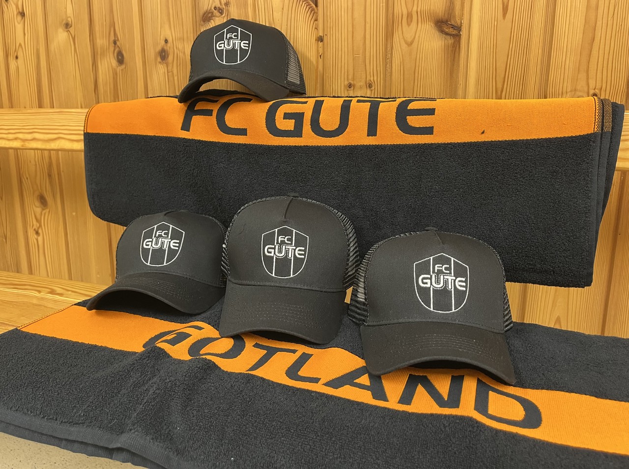 Nu är det påfyllt i shopen med både FC Gute Handdukar och kepsar.